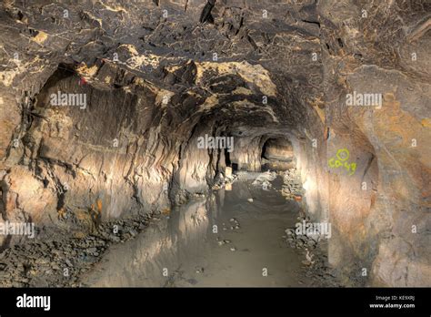 En el interior del túnel de una mina subterránea de oro y cobre en ...