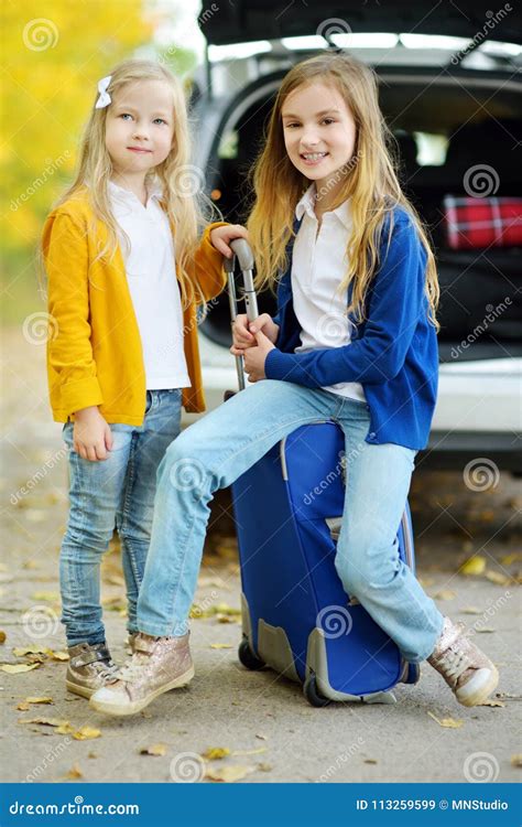 Deux Filles Adorables Avec Une Valise Partant En Vacances Avec Leurs