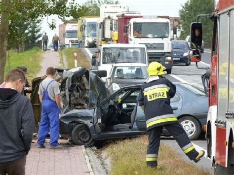 Zderzenie trzech osobówek koło Kielc Dwie osoby w szpitalu zdjęcia