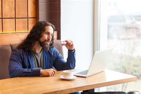 Eu Preciso De Mais Retrato De Freelancer De Jovem Adulto De