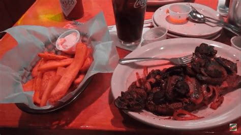 16 Ounce Sirloin Steak Dinner At Texas Roadhouse Youtube