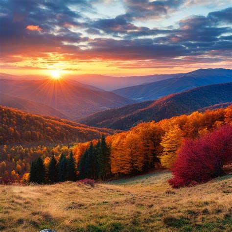 Dramática puesta de sol panorámica de otoño en la montaña Descubra el