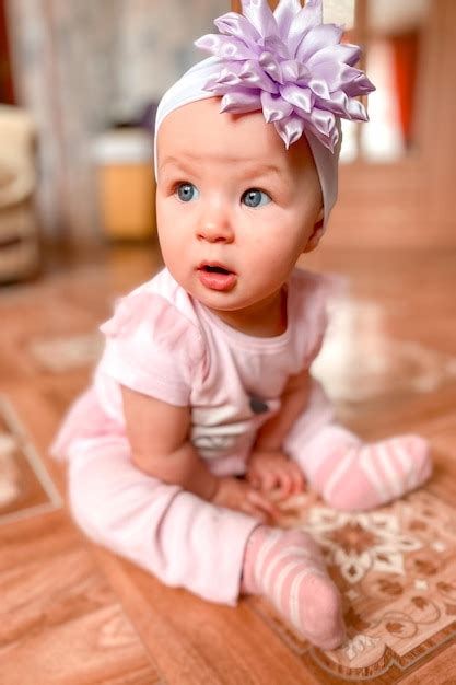 Una niña linda sentada en el suelo en casa Foto Premium