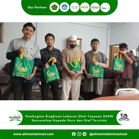 Pembagian Bingkisan Lebaran Oleh Yayasan Sapin Darussalam Kepada Guru