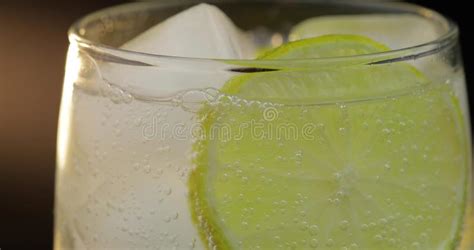 Una Bebida De Restauraci N En Un Vidrio Con Hielo Y Cal Agua