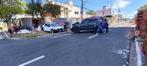 Acidente Entre Dois Carros Derruba Muro De Casa E Deixa Motorista Preso