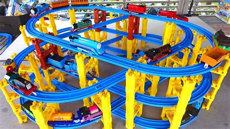 Thomas Plarail. Thomas' friends running on the oval five-tiered tower ...