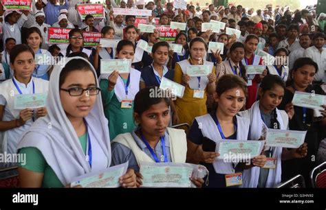 Allahabad India 23rd Apr 2016 Girls Showing Their Demand Draft Of