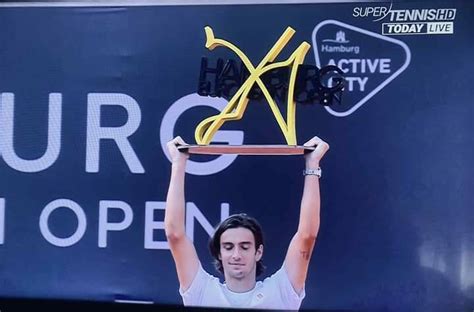 Lorenzo Musetti trionfa allAtp 500 di Amburgo è il primo trofeo in