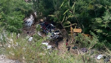 Autobús lleno de pasajeros vuelca y cae a barranco en Oaxaca reportan