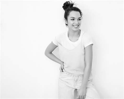 Portrait De Jeune Fille Brune Belle Modèle De Fille Avec Du Maquillage Nude Dans Des Vêtements