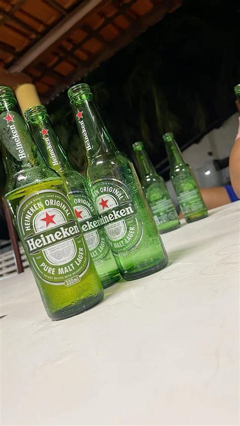 Fotos p fingir está bebendo Heineken Fotos de sutiã Fotos de rostos