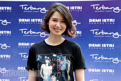 Etnik Feminin Laura Basuki Tabloidbintang