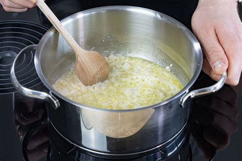 Klassische Käse Sahne Soße selbst zubereiten