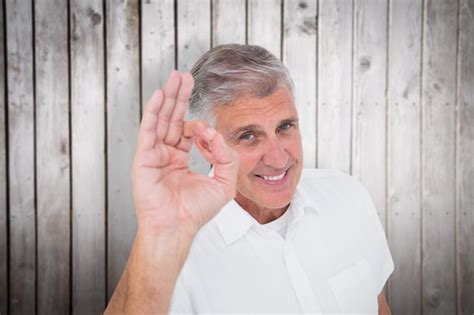 Hombre Casual Que Muestra El Signo Ok A La C Mara Contra Tablones De