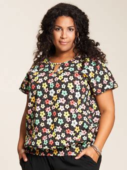 Studio Camilla Svart Viskose Bluse Med Flotte Blomster