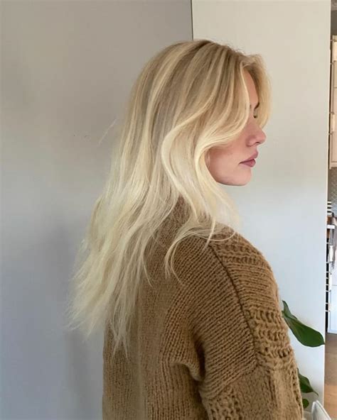 Pin by ECE on Sarışın kızlar Cool blonde hair colour Light blonde hair Blonde hair color