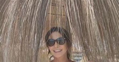 Emanuela Folliero In Spiaggia Bikini A Anni Sotto L Ombrellone Un