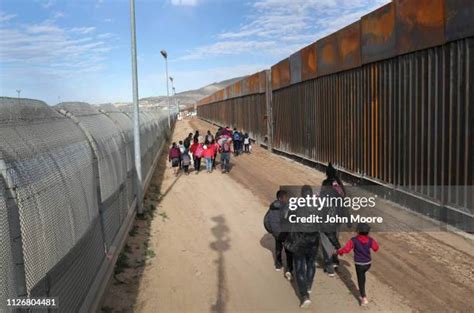 The Us Mexican Border Fence El Paso Texas Photos And Premium High Res