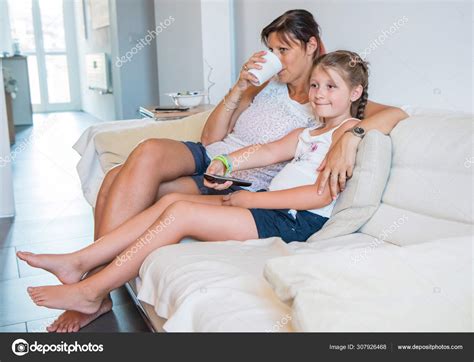 Madre Sua Figlia Stanno Guardando Mentre Sono Seduti Divano Casa Foto