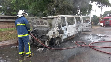 Van Escolar Que Transportava Crian As Pega Fogo Em Bairro De Ponta