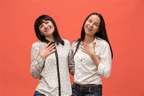 Un Retrato De Una Feliz Madre E Hija En El Estudio Foto Gratis