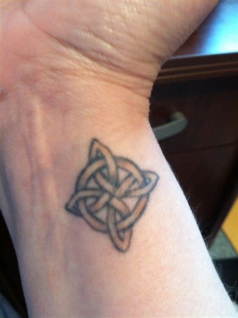 29 Awesome Celtic Knot Wrist Tattoos