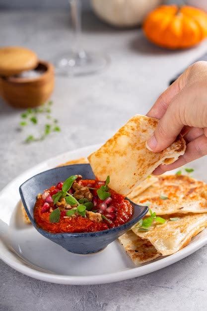 Premium Photo Flatbread Served With Spicy Dipping Sauce