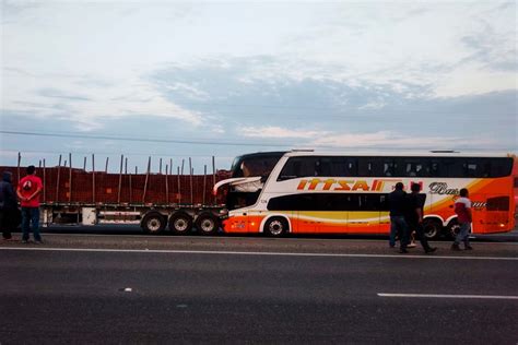 La Libertad choque entre bus y tráiler deja una persona muerta y 5