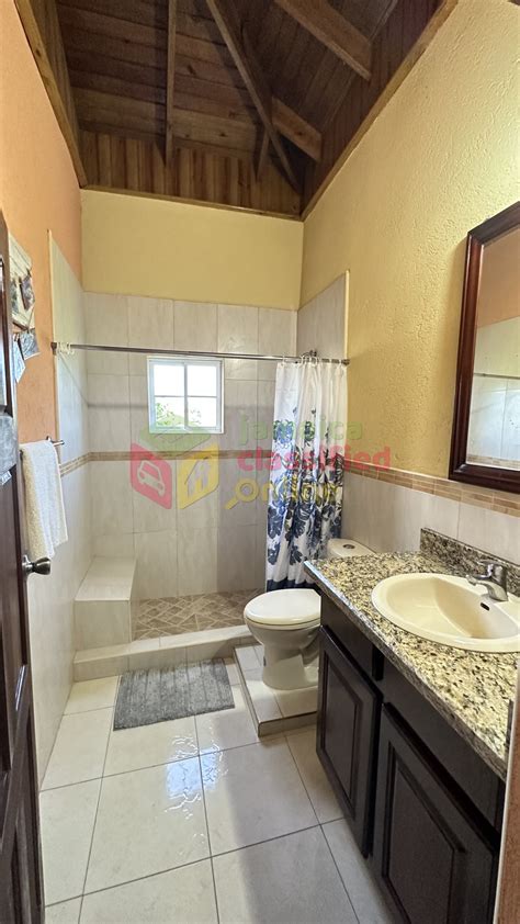 For Rent: 1 Bedroom Apartment - Runaway Bay