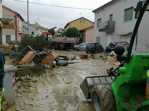 Alluvione Marche News 11 Morti E 2 Dispersi Senigallia Una Giornata