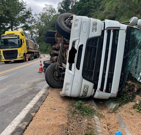 Caminhão carregado de trigo tomba às margens da ERS 122 em Ipê Rádio