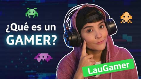 A Woman Wearing Headphones With The Words Que Es Un Gamer In Front Of Her