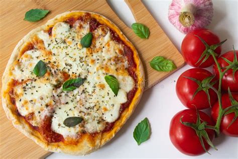 Homemade Italiaanse Pizza Napoletana Met Verse Tomaten En Knoflooksaus