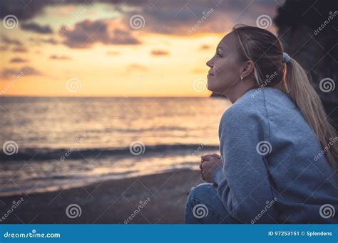 Femme De Sourire Seule Songeuse Regardant Avec Espoir Dans Lhorizon