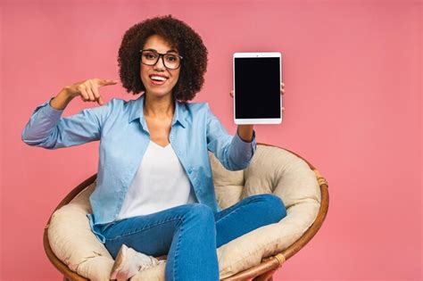 Mulher de negócios jovem afro americana sorridente mostrando computador