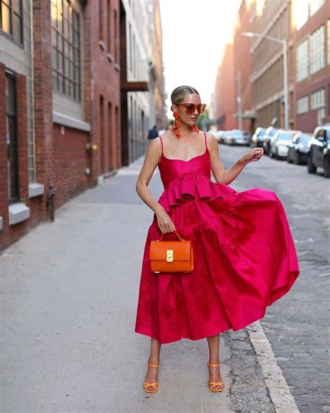 Distintas Formas De Combinar Un Vestido Rosa Con Zapatos Y Bolso Y