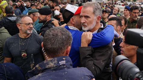 Crowds hurl mud at Spanish king on visit to flood disaster town - World ...