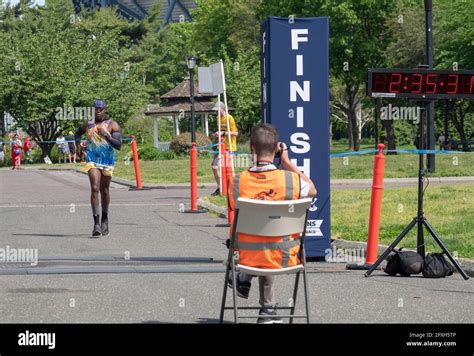 Marathon finish line male hi-res stock photography and images - Alamy