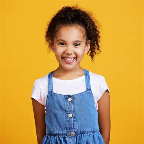 Retrato De Estudio Y Ni O Feliz Con Una Sonrisa En La Cara Aislada En