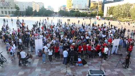 Opozita sot protestë para Bashkisë së Tiranës paralizohet qendra e