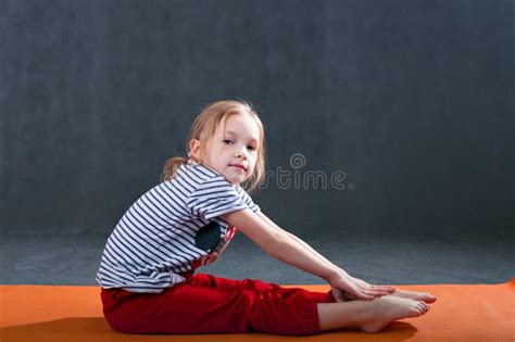 Enfant Faisant Des Exercices De Yoga De Forme Physique Image Stock