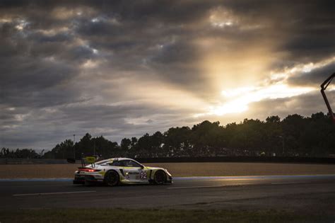 Porsche Doppelführung im verregneten Le Mans gt place