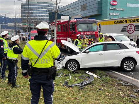 Unfall Beim Dornbirner Messepark Kreisverkehr Dornbirn Vol At