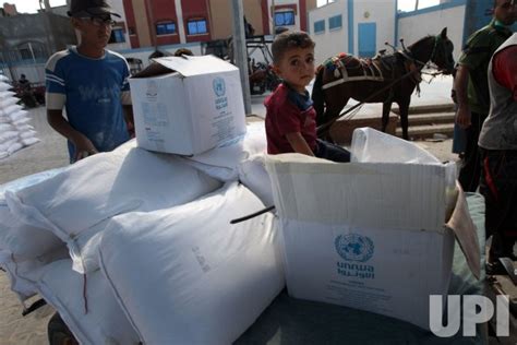 Photo Palestinian Refugees Receive Aid Distributed By Unrwa In Gaza