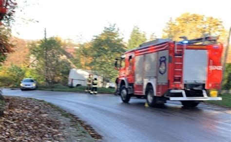 Groźnie wyglądająca kolizja na łuku drogi W tym miejscu jest bardzo