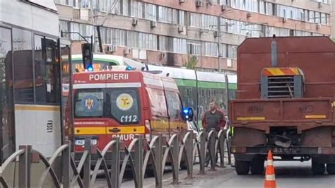 Un tramvai s a ciocnit cu o ambulanţă aproape de Piaţa Obor din