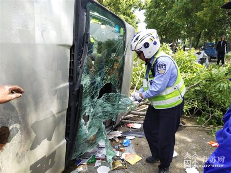 车辆侧翻驾驶员被困 辅警忍着满手伤从车上撕出“生命通道”