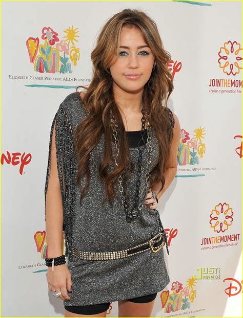 Full Sized Photo of miley cyrus chain chain chain 05 | Miley Cyrus ...