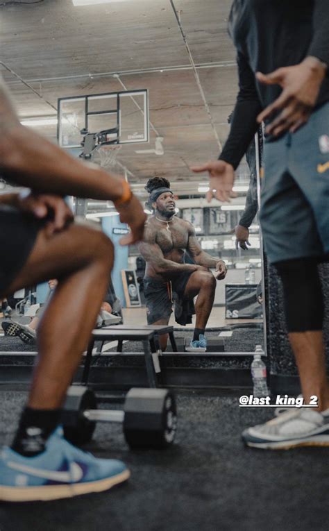 Derrick Henry Has Posted New Workout Photos And He Somehow Looks Even